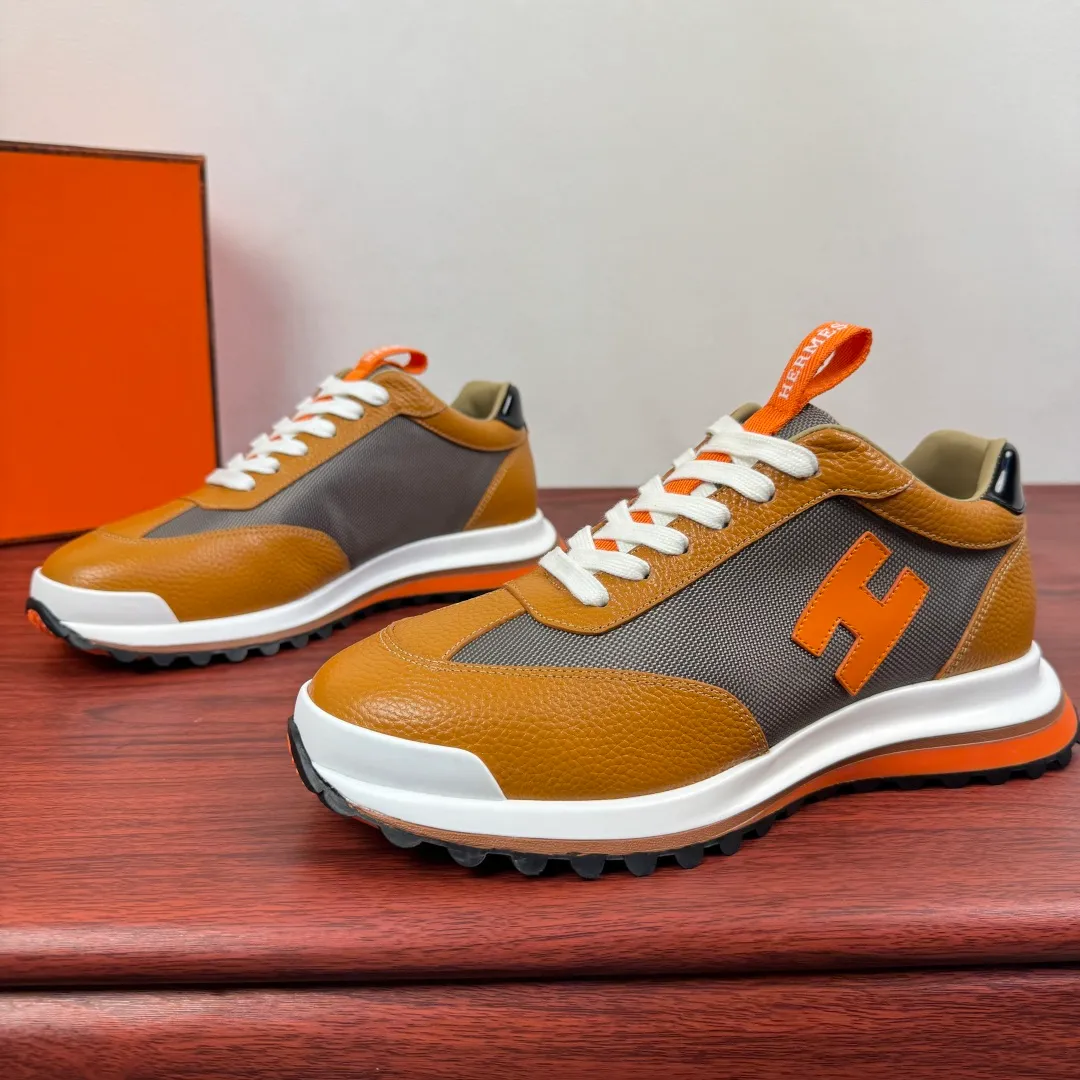 Batch 740 HERMES/Hermès men’s new sports shoes, rhythmic casual shoes: crafted with luxurious materials, luxurious walking experience! The upper is made of top-grade calfskin, with a fine texture like silk caressing the fingertips. The flexible texture is suitable for a variety of scenes; some shoes are integrated with breathable mesh, and the light breathing makes your steps refreshing at all times. The sole is made of high-elastic rubber composite material, and the carefully carved patterns give strong grip, making every step as stable as stepping on the clouds. At the same time, the cushioning and shock-absorbing technology is hidden in it, quietly eliminating the impact of the road. From urban commuting to outdoor walking, Hermès uses luxurious materials and craftsmanship to make every step a double luxury of texture and comfort, showing the brand's ultimate pursuit of details and quality in every inch. Size: 39-40-41-42-43-44 leather shoe size (can be customized to 38.45.46) Item number: H25286 leather mesh orange